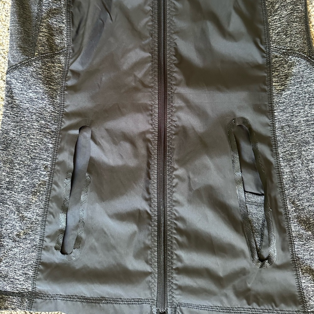 Lululemon Run: Featherweight Hybrid Jacket - Picture 11 of 12